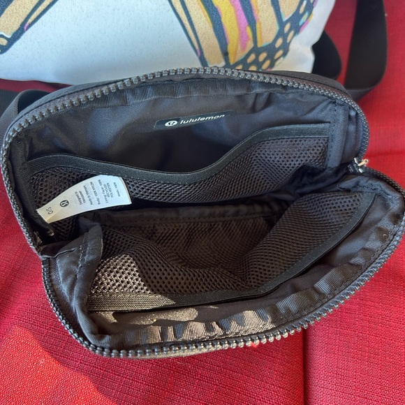 Lululemon fanny pack “Everywhere Belt Bag” - Black, S, but adjustable waistband! - Picture 6 of 6